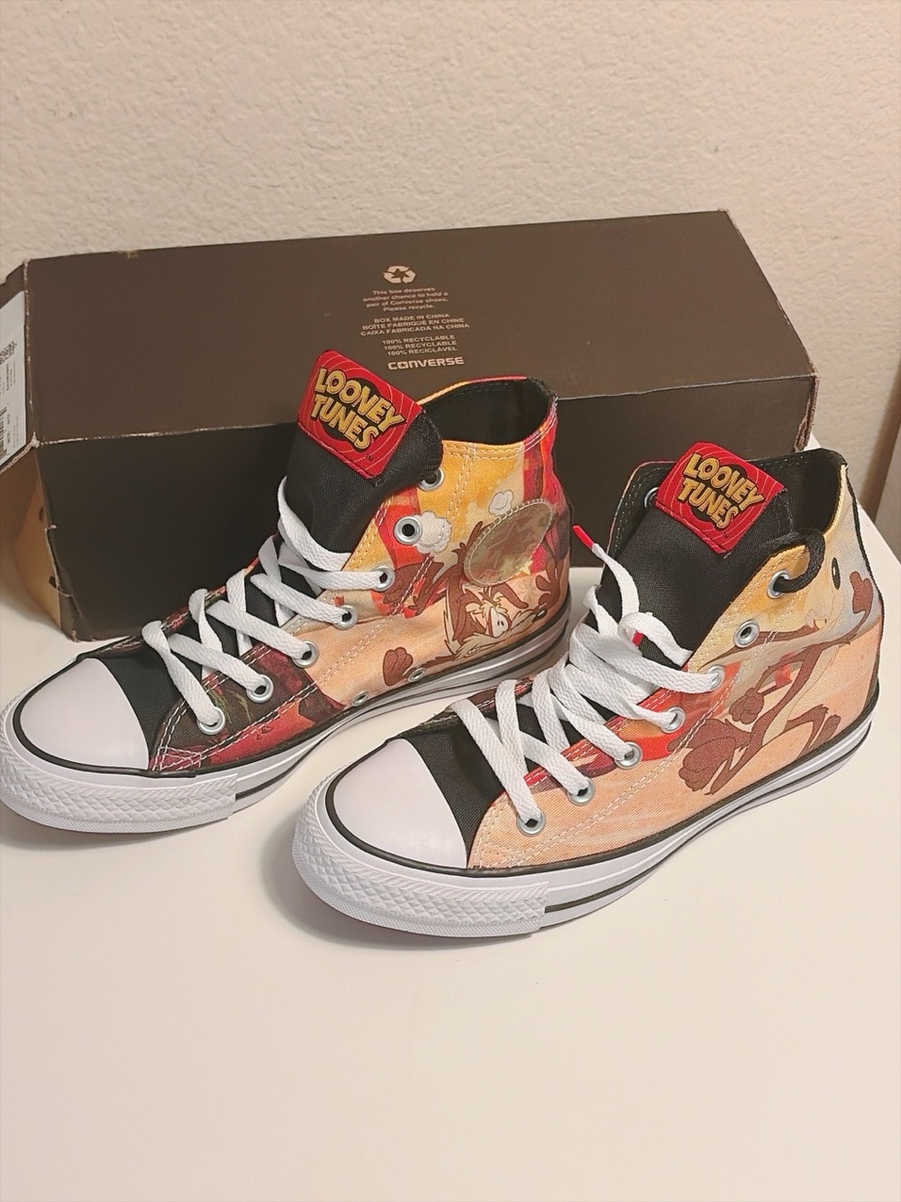 Converse x Looney Tunes Chuck Taylor All Star High Top Shoes W7 New No Full Box - Picture 2 of 13